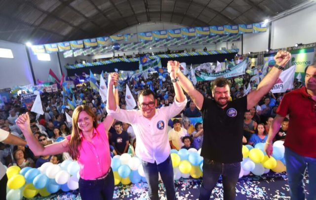 À esquerda, Eliara Fialho, maurício Bm, Welberth Rezende e empresáris. (Foto Jorge Ronald)