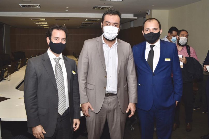 Rodrigo Sobral da ACEB com o governador Claudio Castro e o secreário de turismo de Búzios, Alexandre Verdade; Foto Matheus Coutinho