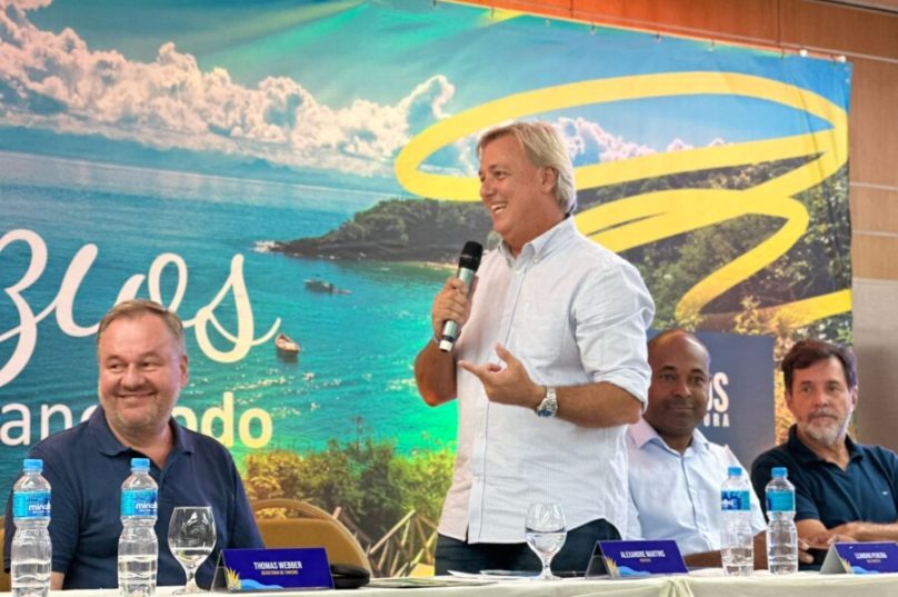 O prefeito Alexandre Martins apresenta o Calendário de Eventos 2025, destacando a importância da programação para fortalecer o turismo e impulsionar a economia de Búzios ao longo do ano