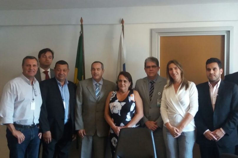 Parte do grupo de prefeitos que este com o diretor da ANP