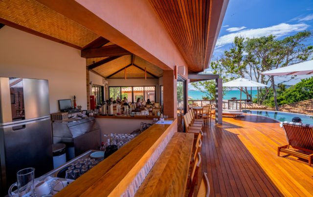 O restaurante fica a beira da piscina do Hotel Búzios Espiritualidade e de frente para a vista deslumbrante da praia das Caravelas - Tauanã Guarino