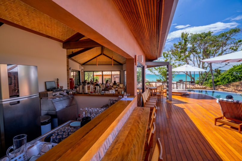 O restaurante fica a beira da piscina do Hotel Búzios Espiritualidade e de frente para a vista deslumbrante da praia das Caravelas - Tauanã Guarino