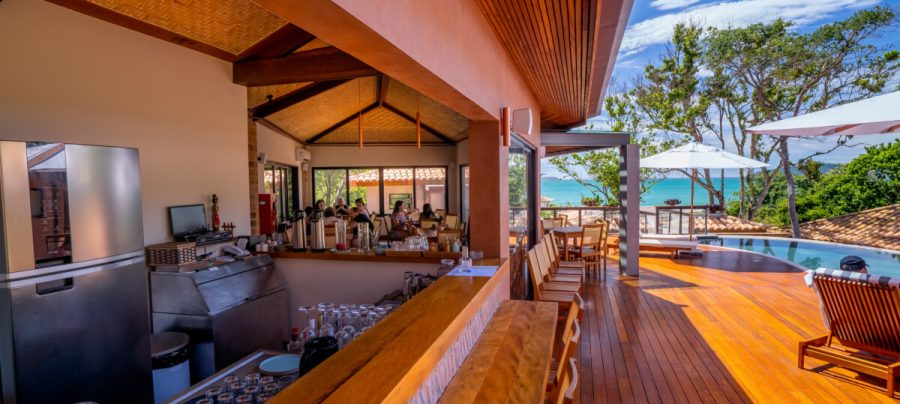 O restaurante fica a beira da piscina do Hotel Búzios Espiritualidade e de frente para a vista deslumbrante da praia das Caravelas - Tauanã Guarino