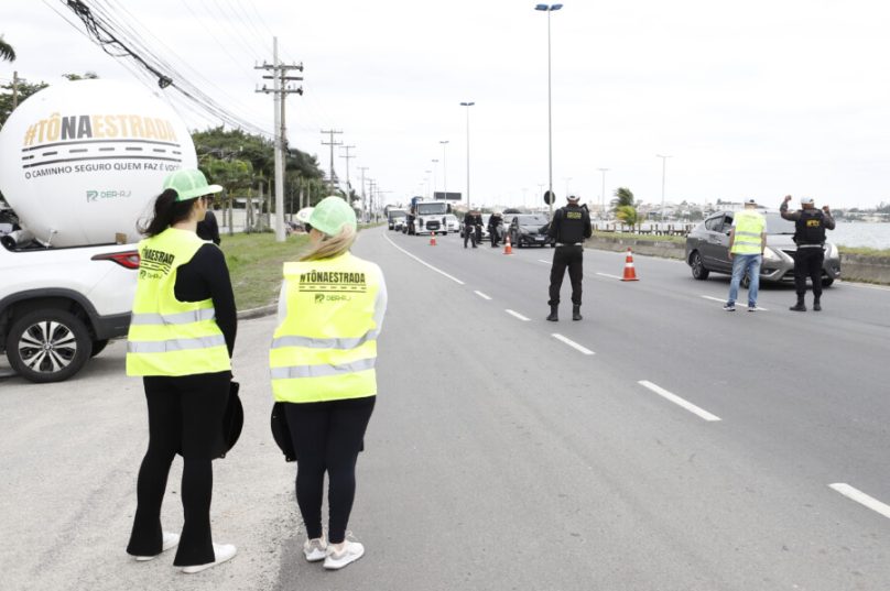 São Pedro da Aldeia, RJ - 29.05.2024 - Ação Maio Amarelo na RJ-140 em São Pedro da Aldeia, realizada pelo DER (Departamento de Estradas de Rodagem) em parceria com a CPRv (Comando de Polícia Rodoviário). Foto Michel Filho/EIOP