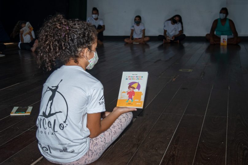 150 crianças, jovens e adultos do projeto CircoLo Social receberam o exemplar da obra. | Imagem: Matheus Coutinho.
