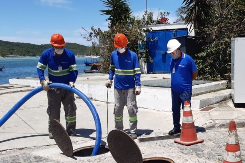 Ação de limpeza preventiva das redes de esgoto. Imagem: Prolagos.