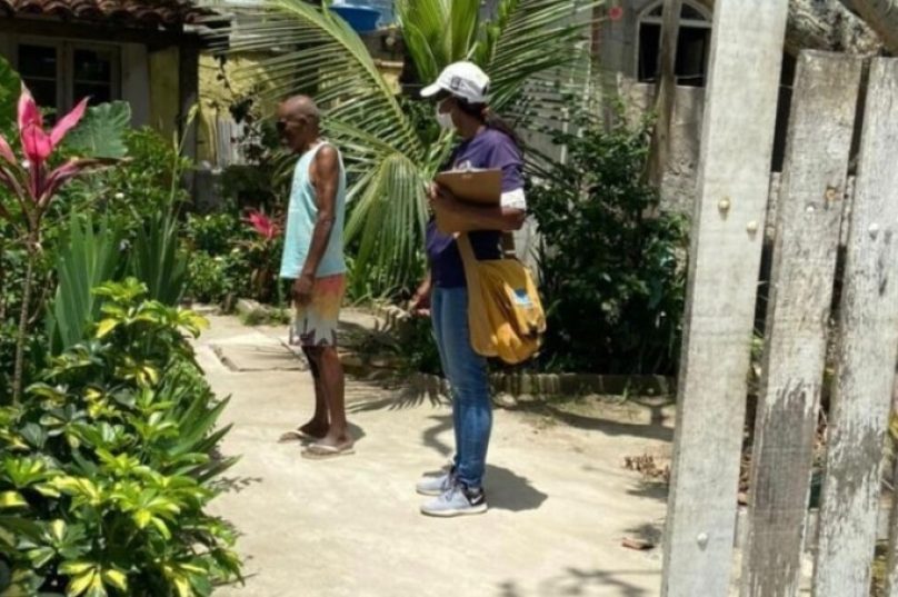 Agente de Combate a Endemias fazendo visita em casas de Búzios | Foto- Reprodução:Prefeitura de Búzios