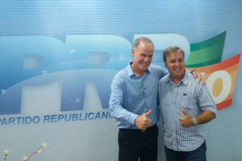 Claudio Agualusa e o presidente do PRB Búzios, Alexandre Martins