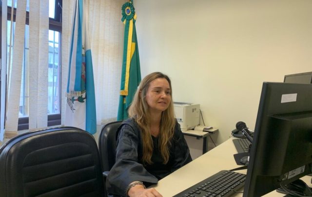 A juíza Alessandra de Souza, é titular na Comarca de Araruama, mas, pela proximidade, tem autorização do Tribunal para residir em Búzios onde, afirma, é feliz