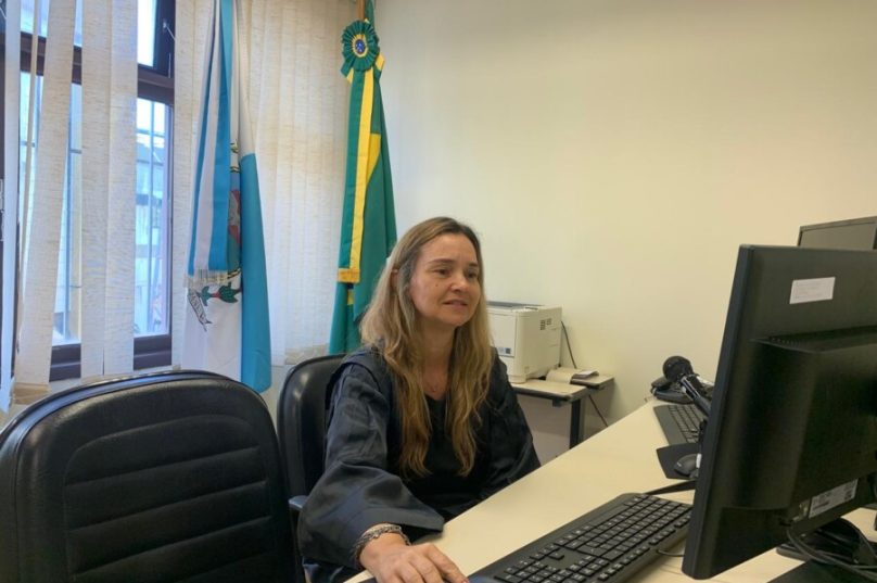 A juíza Alessandra de Souza, é titular na Comarca de Araruama, mas, pela proximidade, tem autorização do Tribunal para residir em Búzios onde, afirma, é feliz