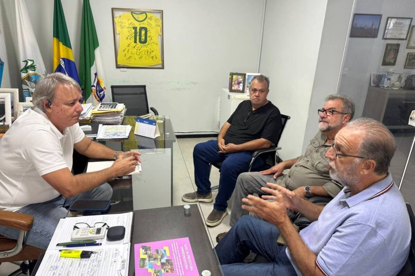 Alexandre Martins e Anderson Chaves discutem impactos do Rio Una com moradores de Maria Joaquina