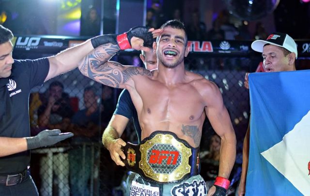 Alexandre Cirne é o primeiro campeão do Búzios Fight Night. . (Foto: João Baptista)