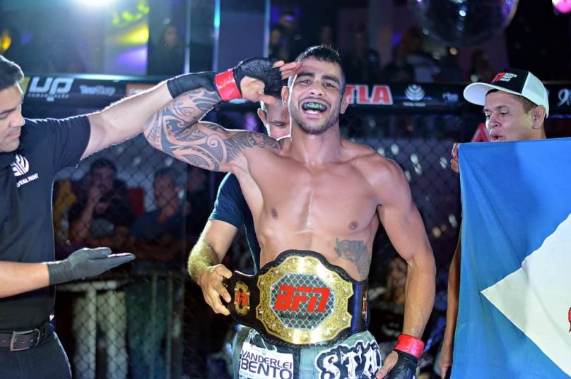 Alexandre Cirne é o primeiro campeão do Búzios Fight Night. . (Foto: João Baptista)