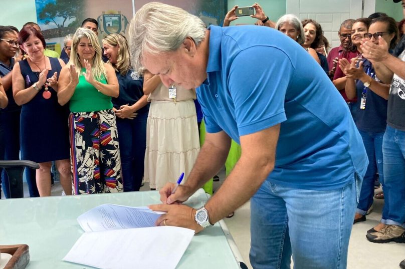 Prefeito Alexandre Martins em assinatura oficial a lei acompanhado de grupo de servidores -  Foto Jeferson