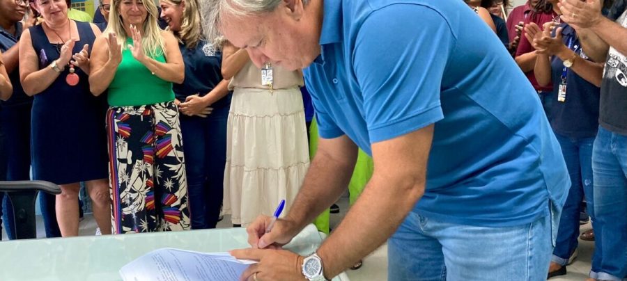 Prefeito Alexandre Martins em assinatura oficial a lei acompanhado de grupo de servidores - Foto Jeferson