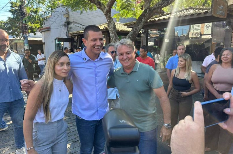 Douglas Ruas, Alexandre Martins e Turíbio de Farias durante caminhada pelo Centro de Búzios, após almoço político realizado na região da Rasa nesta quinta-feira (7)