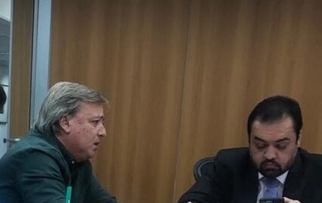 Prefeito Alexandre Martins na reunião em que o governador firmou compromisso com as obras da Estrada da Fazendinha em 2023. Ambos se comprometeram. Foto de Ivando Sonner