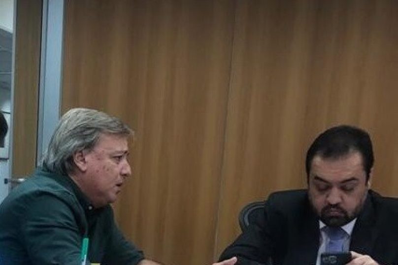 Prefeito Alexandre Martins na reunião em que o governador firmou compromisso com as obras da Estrada da Fazendinha  em 2023. Ambos se comprometeram.  Foto de Ivando Sonner