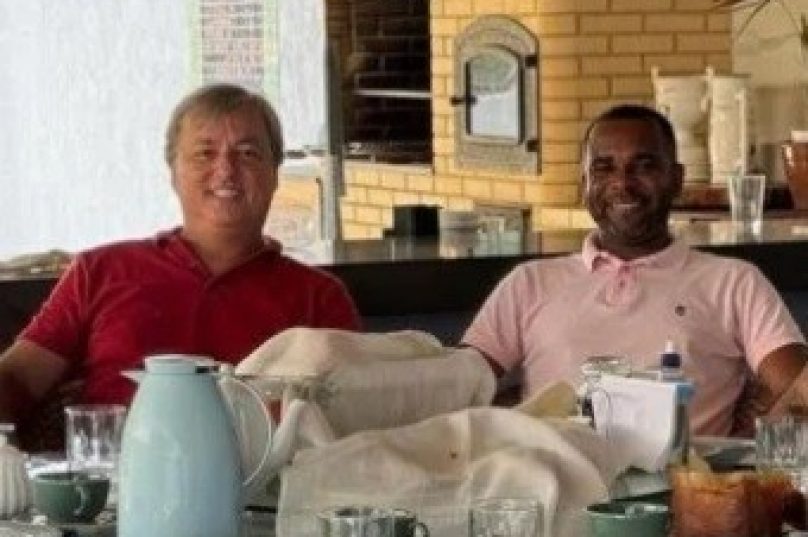 Alexandre Martins e o vereador Josué Pereira em um dos encontros informais do então prefeito com os vereadores da base de seu governo - Reprodução da foto na integra ao fim do texto