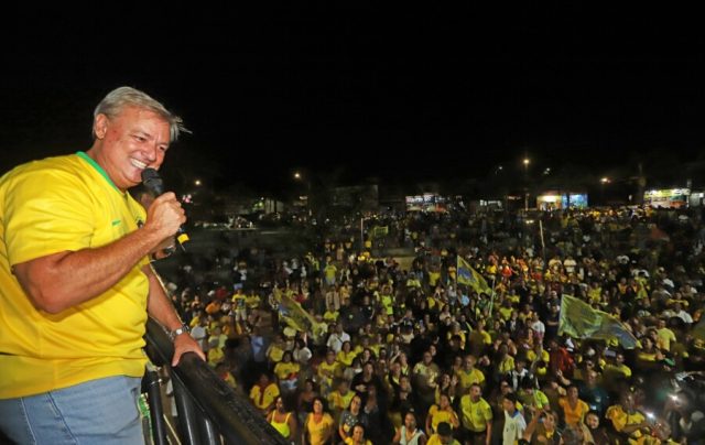 Alexandre Martins comemora sua reelição com cerca de 10 mil pessoas na Praça Tia Uia, bairro Rasa - Fotos de Ronald Pantoja