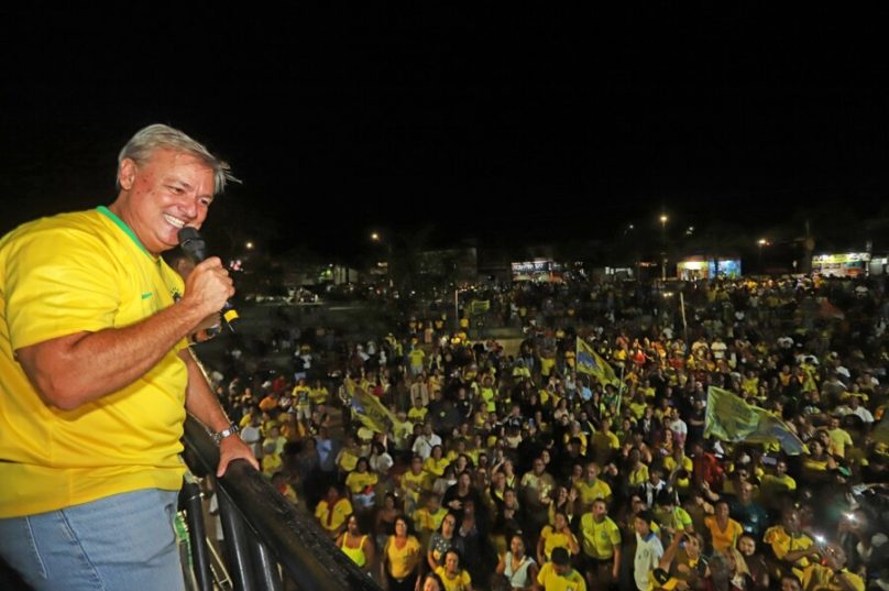 Alexandre Martins comemora sua reelição com cerca de 10 mil pessoas na Praça Tia Uia, bairro Rasa  - Fotos de Ronald Pantoja