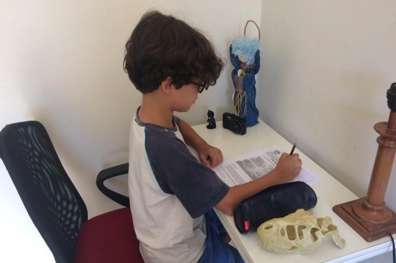 Estudante de Búzios fazendo suas lições em casa