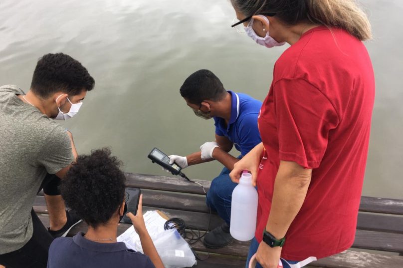 Alunos da Universidade Veiga de Almeida iniciam monitoramento da Lagoa de Araruama. Imagem: Prolagos