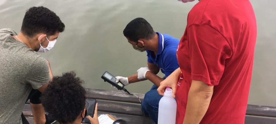 Alunos da Universidade Veiga de Almeida iniciam monitoramento da Lagoa de Araruama. Imagem: Prolagos