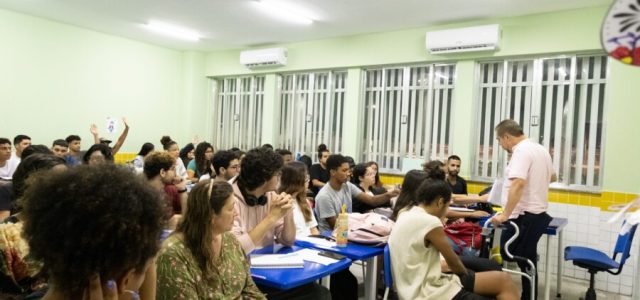 Alunos em sala de aula maricá