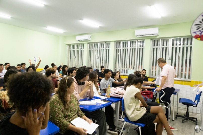 Alunos em sala de aula maricá