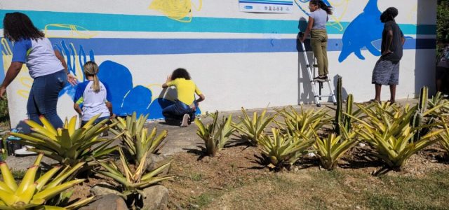 Alunos da escola municipal Darcy Ribeiro, em Búzios, participam de projeto de grafite nas unidades operacionais da Prolagos. | Imagem: Prolagos | Divulgação