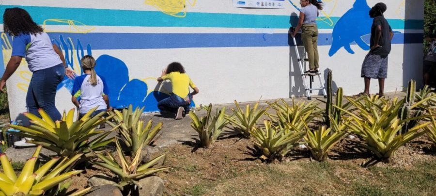 Alunos da escola municipal Darcy Ribeiro, em Búzios, participam de projeto de grafite nas unidades operacionais da Prolagos. | Imagem: Prolagos | Divulgação