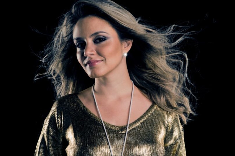 Cantora Ana Gabriela se apresenta na Concha Acústica, em Rio das Ostras. Foto: Divulgação