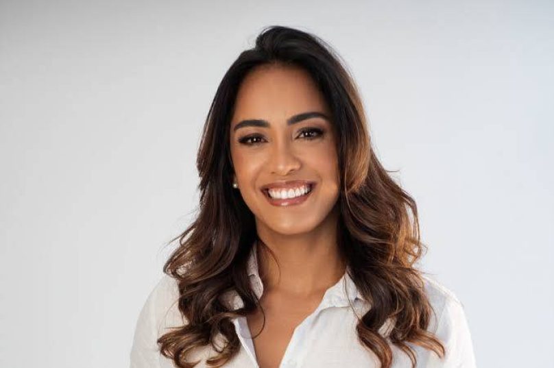 Ana Paula Mendes acompanha a apuração ao lado da família, em Botafogo, Cabo Frio, após a confirmação de sua eleição para a Alerj