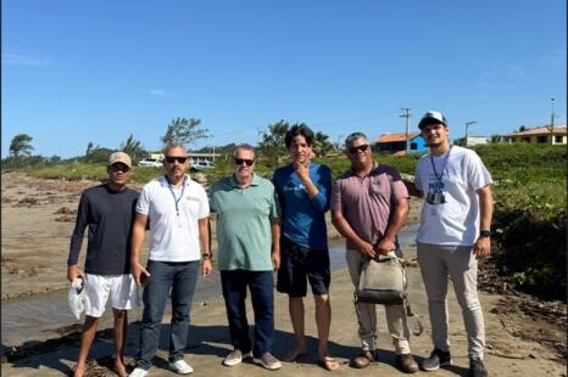 Coleta de água no Rio Una marca início de análise após alterações visuais na coloração e presença de matéria orgânica na região