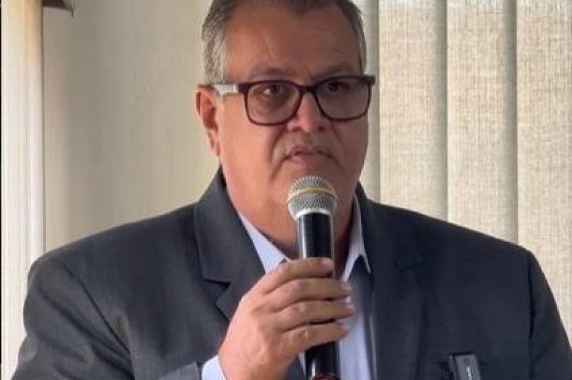 Vereador Anderson Chaves durante sessão na Câmara, defendendo a realização de audiência pública sobre a Taxa de Turismo Sustentável - reprodução