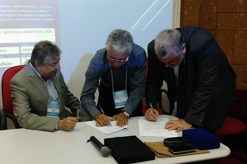 Antonio Severino dos Santos, presidente da ACIM assina convênio com a Junta Comercial