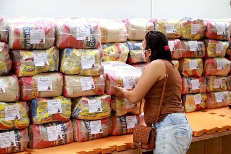 Apenas um responsável por aluno está autorizado a receber o kit de gêneros alimentícios / foto Claudio Pacheco