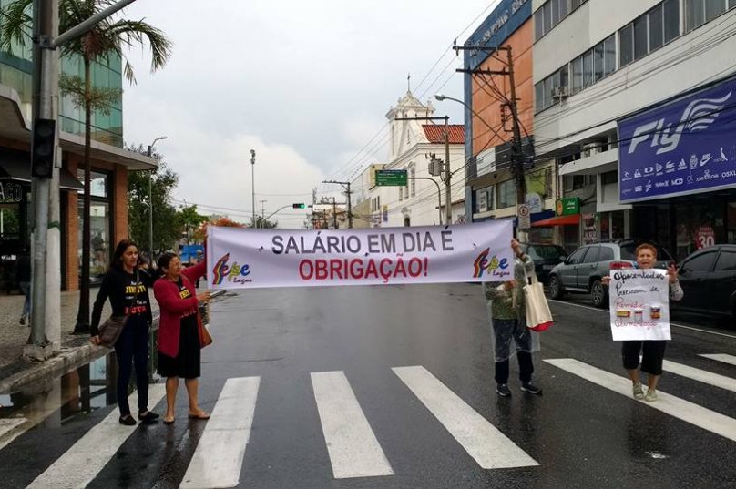 Aposentados de Cabo Frio protestam por falta de pagamento'