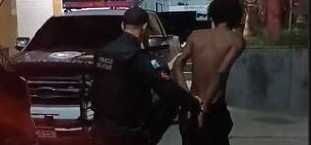 Às 23h15, no Centro de Araruama, L.F.C.D.S., 22 anos, foi preso após arrombar um veículo e furtar um celular / foto divulgação