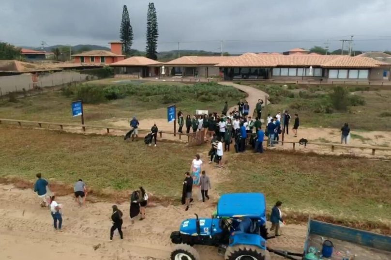 Grupo reunido na Sede Praia do Aretê (restaurante Aram) e na Pousada Villa Rasa. Trabalhos que ainda contou com a colaboração de um trator da prefeitura para a remoção do lixo