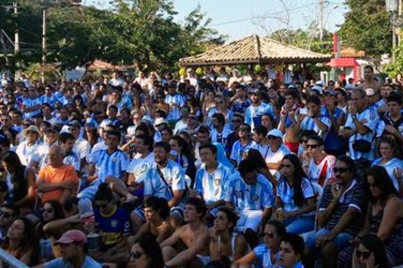 Na foto Argentinos concentrados na Praça Santos Dumont, em Búzios,  durante jogo da sua seleção na Copa do Mundo de 2014  que aconteceu no Brasil