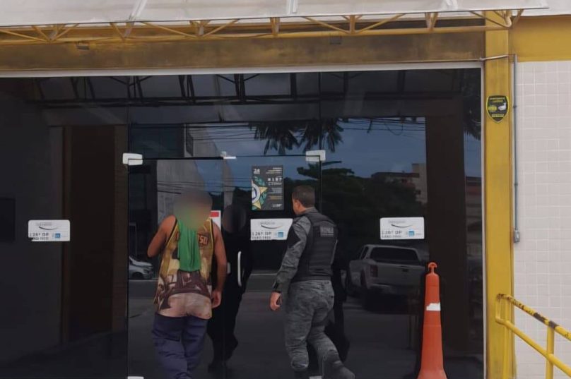 Agentes da Guarda Municipal de Arraial do Cabo conduzem o acusado à delegacia de Cabo Frio. O homem foi preso em flagrante na Praia Grande por agredir a própria mãe