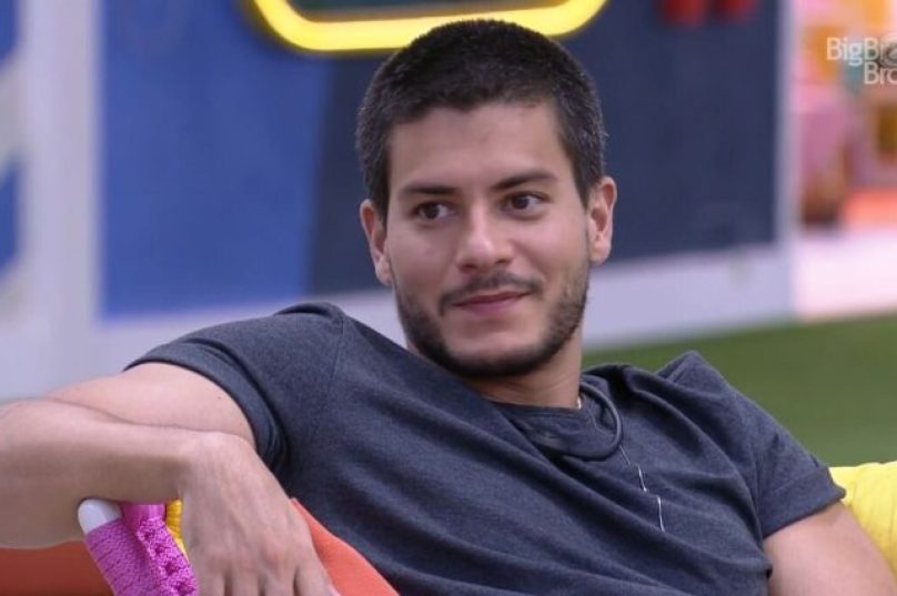 Arthur Aguiar está no paredão desta terça-feira (15) junto com as participantes Natália e Barbara. | Imagem: Portal Alta Definição