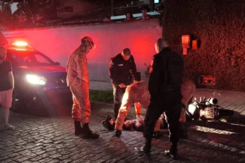 Policiais militares isolaram a área onde dois homens foram mortos a tiros  Foto: Búzios Notícias