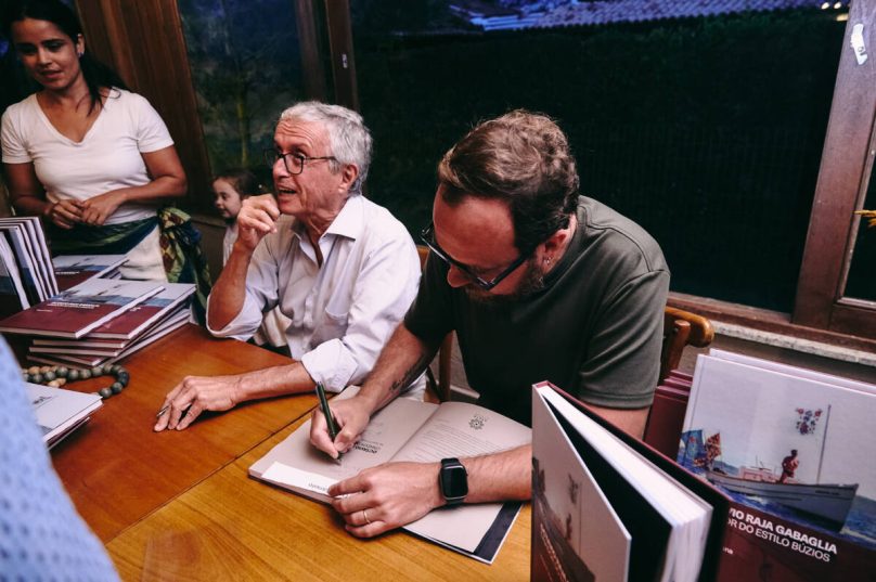 Victor P. Viana e Octavio Raja Gabaglia durante a sessão de autógrafos do livro “Octavio Raja Gabaglia – O Criador do Estilo Búzios”, que movimentou o balneário