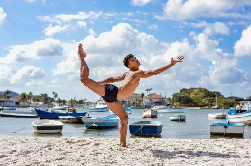 Bailarinos se apresentam no XIX Festival Internacional de Dança de Cabo Frio, que reúne talentos do Brasil e do exterior.