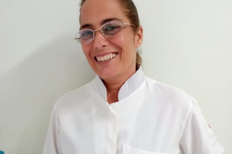 A Dra. Barbara Schimitt é formada pela Unigranrio, desde 1998. Sua clínica odontológica e de estética está aberta desde 2005 em Búzios, localizada na Estrada da Marina. A Dra. Barbara (CRO-RJ 23176). | Imagem: Divulgação