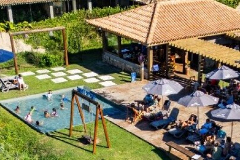 O charme da Praia Rasa aliado à culinária de excelência no Clube de Praia Aretê