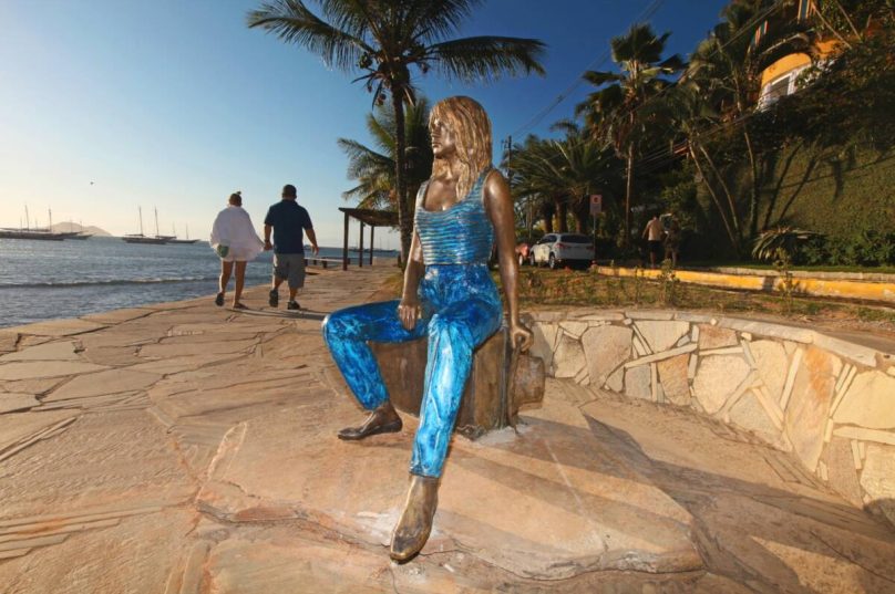 Estátua de Brigitte Bardot na orla que leva seu nome em Búzios recebe milhares de visistantes por dia / foto Ronald Pantoja